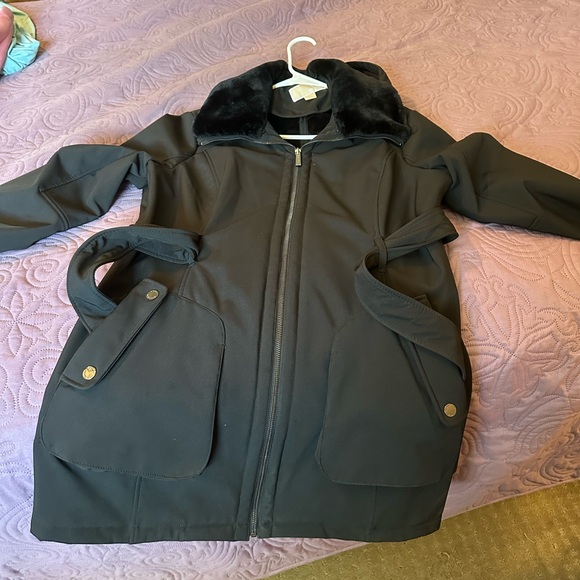 Chic Black Jacket with Faux Fur Collar - Picture 5 of 5